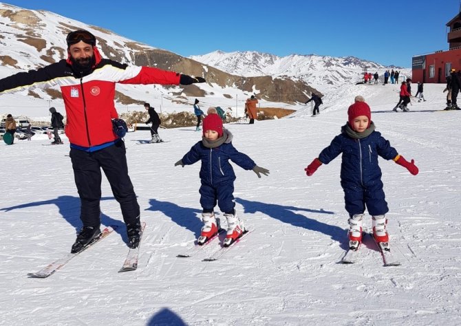 İ̇kizlerin Kayak Keyfi