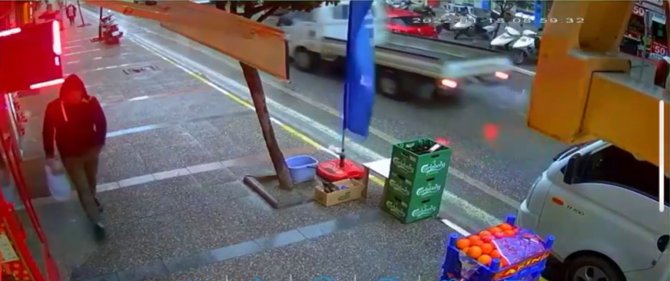 Kamyonet Yayaya Böyle Çarptı