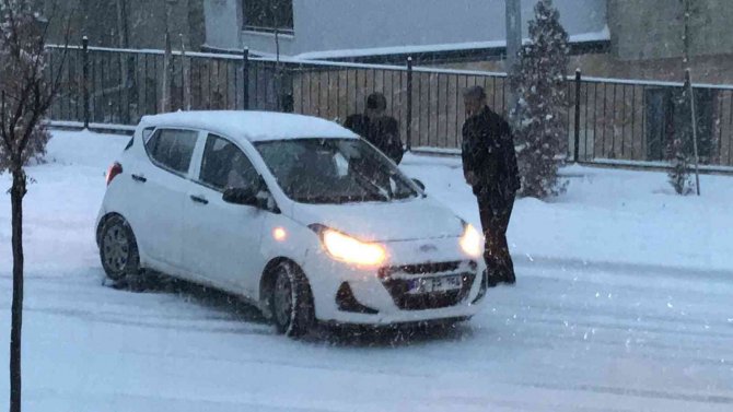 Kar Yağışının Etkili Olduğu Elazığ’da Sürücüler Zor Anlar Yaşadı