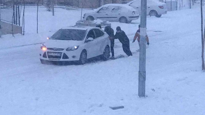 Kar Yağışının Etkili Olduğu Elazığ’da Sürücüler Zor Anlar Yaşadı