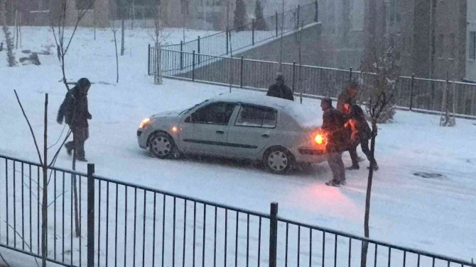 Kar Yağışının Etkili Olduğu Elazığ’da Sürücüler Zor Anlar Yaşadı