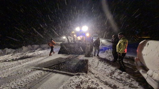 Karabük-bartın Karayolunda Kar Ve Tipi Ulaşımı Olumsuz Etkiliyor