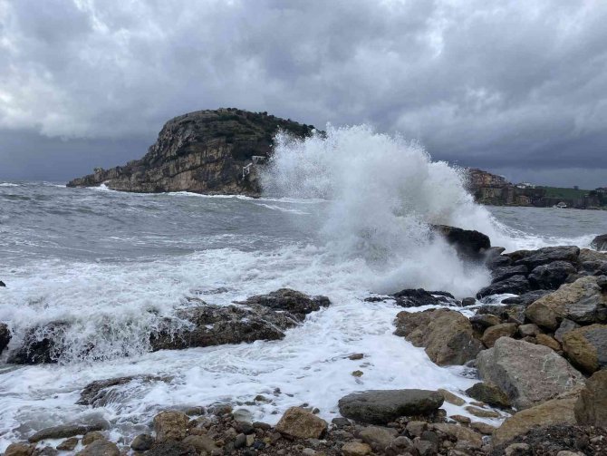 Karadeniz’de Dalgaların Boyu 4 Metreye Ulaştı