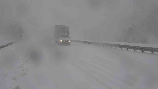 Kastamonu’da Yoğun Kar Yağışı, Kar Kalınlığı 60 Cm’yi Geçti