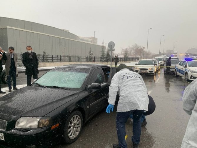 Adliyenin Önünde Kanlı Pusu: 1 Ağır Yaralı