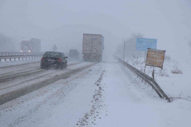 Kemikli Rampalarında Etkili Olan Kar, Trafiği Olumsuz Etkiledi