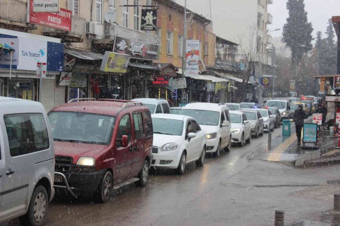 Suriye Sınırında 2 Yıl Aradan Sonra Kar Yağdı