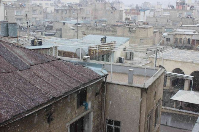 Suriye Sınırında 2 Yıl Aradan Sonra Kar Yağdı