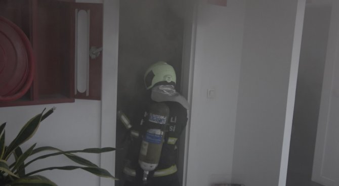 İ̇ş Merkezindeki Buzdolabında Çıkan Yangın Korkuttu