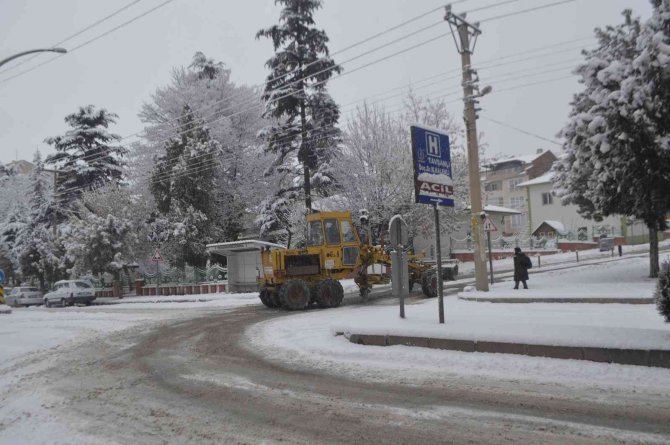 Tavşanlı’da Kar Ulaşımda Aksamalara Neden Oldu