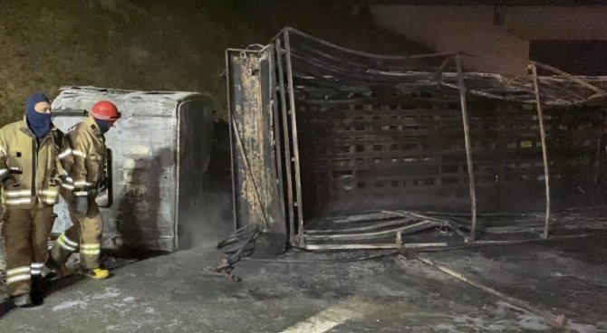 Kuzey Marmara Otoyolunda Feci Kaza: Kamyon Şoförü Yanan Kamyonda Hayatını Kaybetti