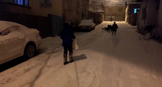 Malatya’da Çocukların Tepsiyle Kar Keyfi