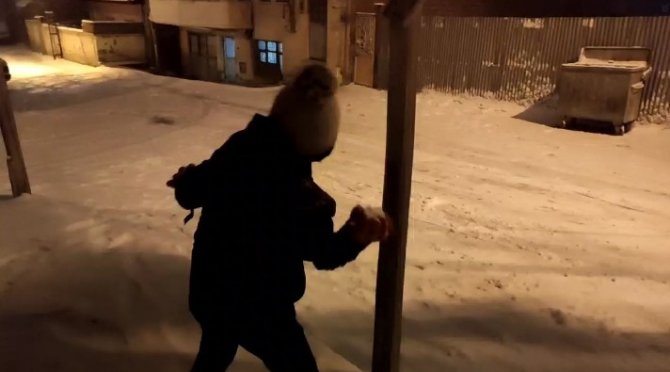 Malatya’da Çocukların Tepsiyle Kar Keyfi