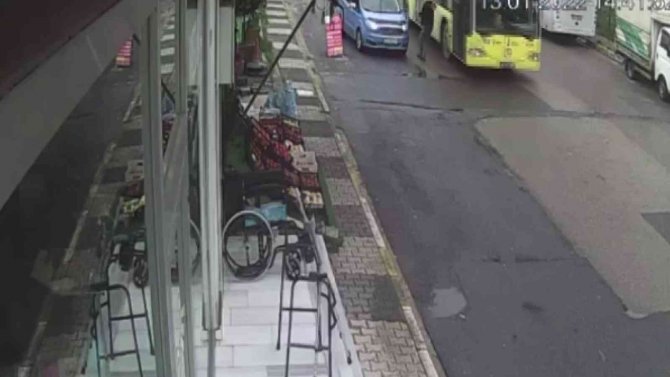 Maltepe’de Otomobilini Kontrol Ederken İ̇ett Otobüsüne Çarptı, Beyin Kanaması Geçirdi