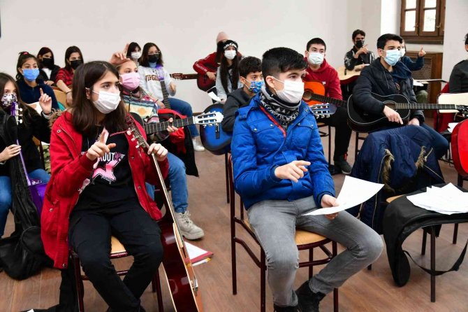 Musiki Muallim Mektebi’ne Yoğun İlgi