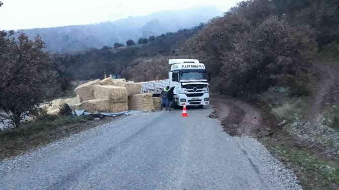 Saman Yüklü Tır Virajı Alamayınca Devrildi
