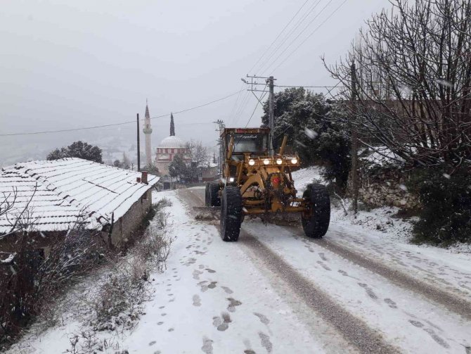 Karda Mahsur Kalan Öğrenci Servisi Kurtarıldı