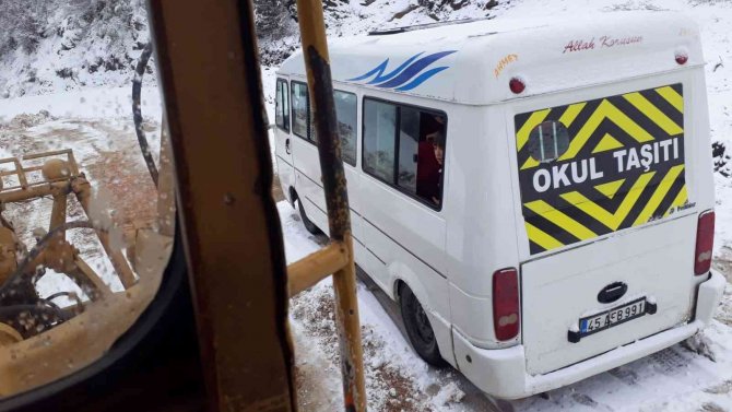 Karda Mahsur Kalan Öğrenci Servisi Kurtarıldı