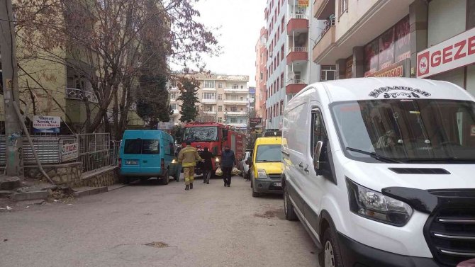 Mardin’de Evde Çıkan Yangında Yaşlı Çift Dumandan Etkilendi