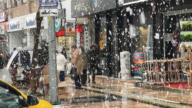 Düzce’de Lapa Lapa Kar Yağıyor