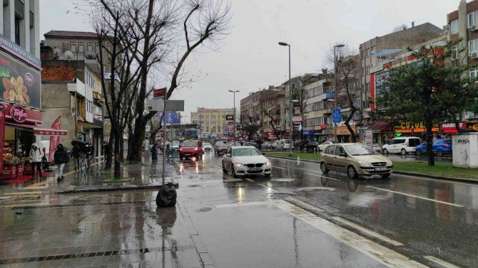 Sakarya Kent Merkezinde Kısa Süreli Kar Yağışı Etkili Oldu