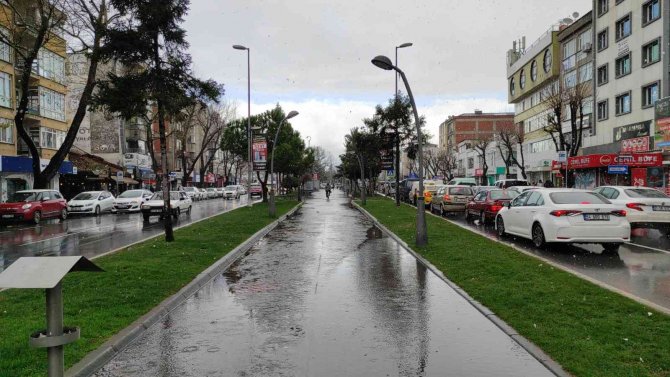 Sakarya Kent Merkezinde Kısa Süreli Kar Yağışı Etkili Oldu