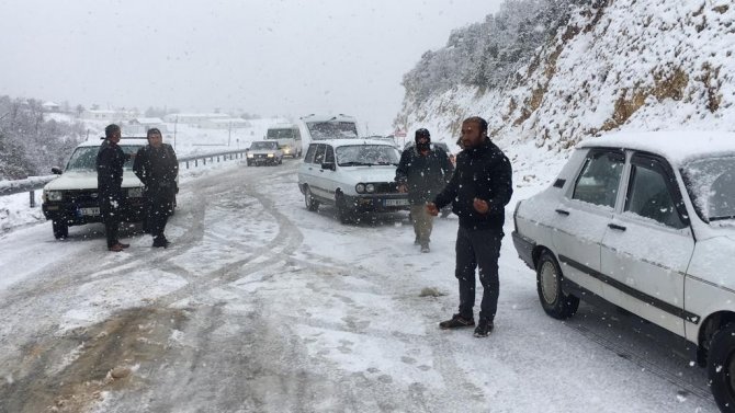 Mersin’de Kar Bastırdı, Çok Sayıda Araç Mahsur Kaldı