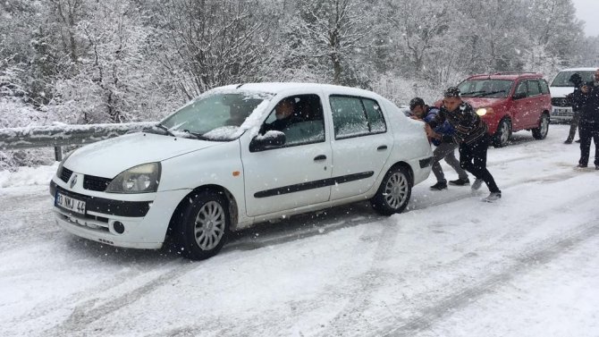 Mersin’de Kar Bastırdı, Çok Sayıda Araç Mahsur Kaldı