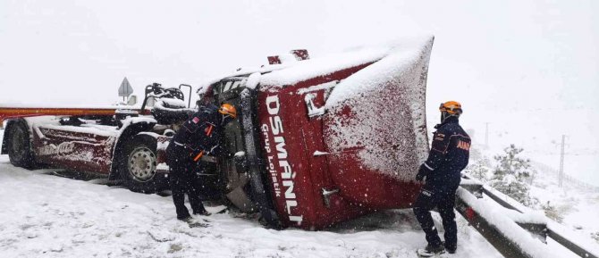 Tır Devrildi, Yol Trafiğe Kapatıldı