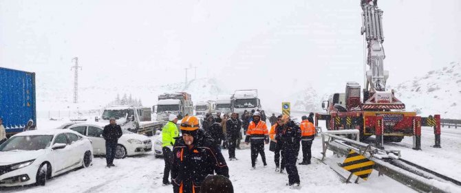 Tır Devrildi, Yol Trafiğe Kapatıldı