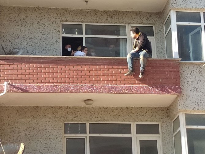 Tekirdağ’da Korku Dolu Anlar Kamerada: Atlamaya Çalışan Genci Kurtarmak İçin Balkondan Balkona Atladı