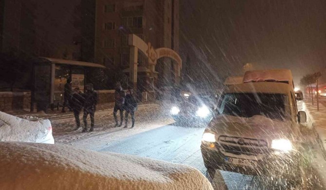 Adıyaman’da Kar Esareti: Kilometrelerce Uzunluğunda Araç Kuyruğu