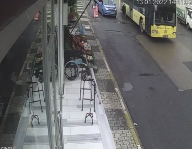 Maltepe’de Otomobilini Kontrol Ederken İ̇ett Otobüsüne Çarptı, Beyin Kanaması Geçirdi
