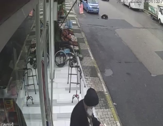 Maltepe’de Otomobilini Kontrol Ederken İ̇ett Otobüsüne Çarptı, Beyin Kanaması Geçirdi
