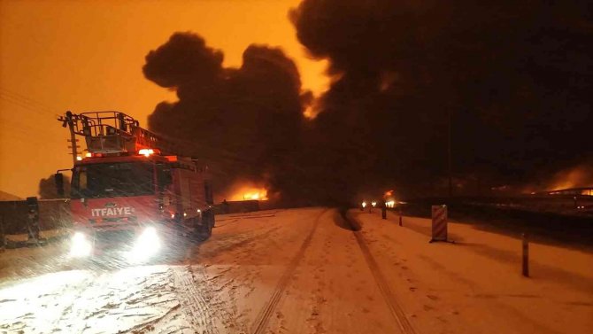 Petrol Boru Hattındaki Yangına Müdahale Sürüyor