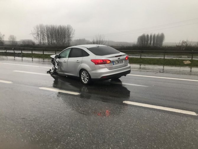 Kayganlaşan Yolda Kontrolden Çıkan Otomobil Bariyerlere Çarptı