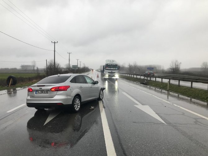 Kayganlaşan Yolda Kontrolden Çıkan Otomobil Bariyerlere Çarptı