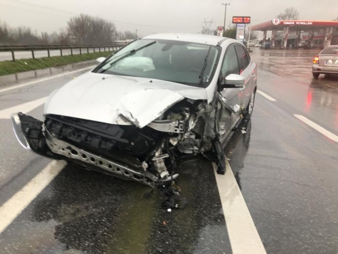 Kayganlaşan Yolda Kontrolden Çıkan Otomobil Bariyerlere Çarptı