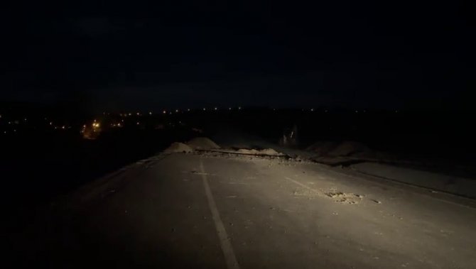 Kapalı Yola Giren Otomobil Kanala Düştü: 3 Yaralı