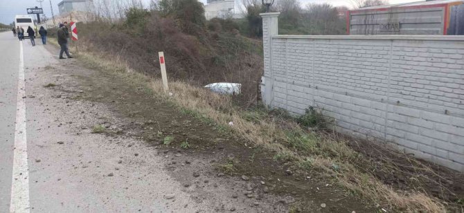 Hafif Ticari Araç Şarampole Uçtu: 1 Yaralı