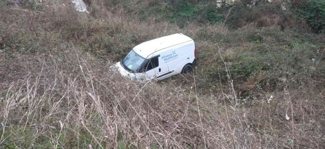 Hafif Ticari Araç Şarampole Uçtu: 1 Yaralı