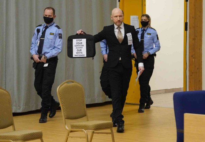 Seri Katil Breivik’ten Mahkemede Nazi Selamı