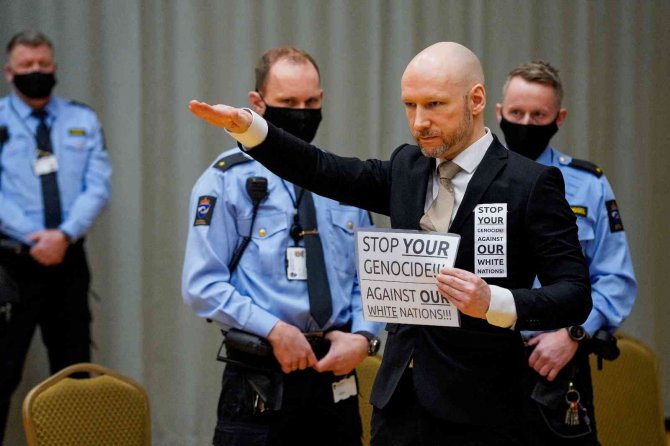 Seri Katil Breivik’ten Mahkemede Nazi Selamı