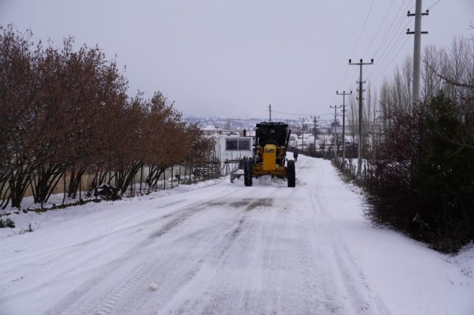 Seydikemer’de Karla Kaplı Yollar Ulaşıma Açıldı