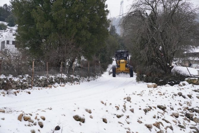 Seydikemer’de Karla Kaplı Yollar Ulaşıma Açıldı