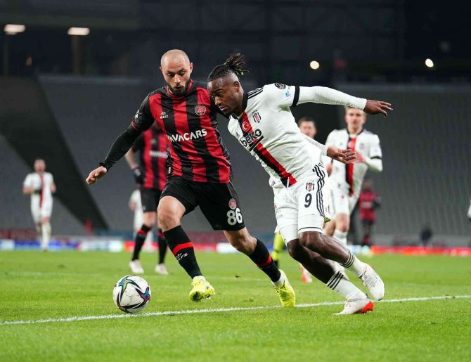 Spor Toto Süper Lig: Fatih Karagümrük: 0 - Beşiktaş: 1 (İ̇lk Yarı)