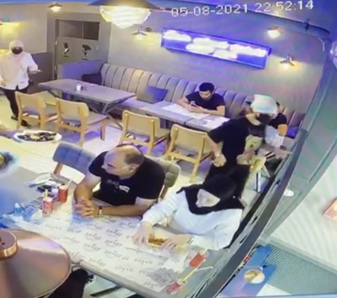 Taksim’de Turistlerin Çantasını Çalan Kadın Hırsızlar Kamerada: 126 Suç Kayıtlı Suç Makineleri Yakalandı