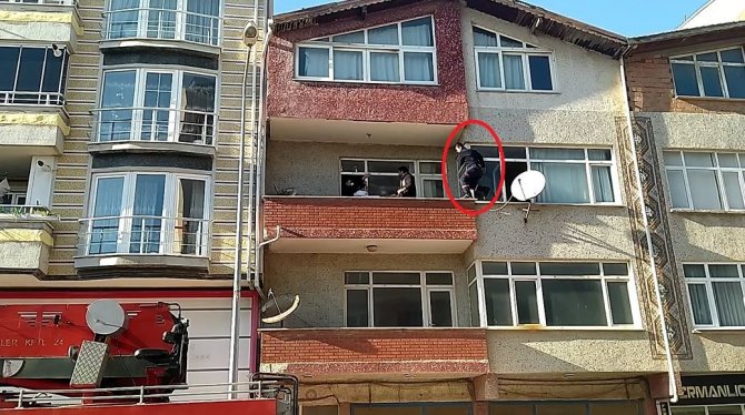 Tekirdağ’da Korku Dolu Anlar Kamerada: Atlamaya Çalışan Genci Kurtarmak İçin Balkondan Balkona Atladı