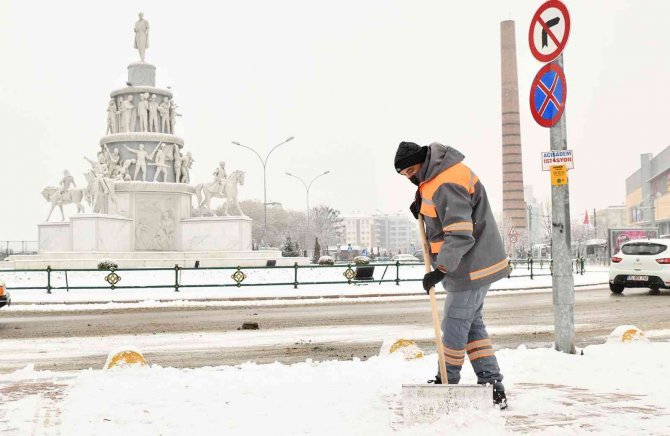 Tepebaşı’nda Kar Yağışına Hızlı Müdahale