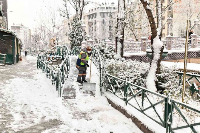 Tepebaşı’nda Kar Yağışına Hızlı Müdahale